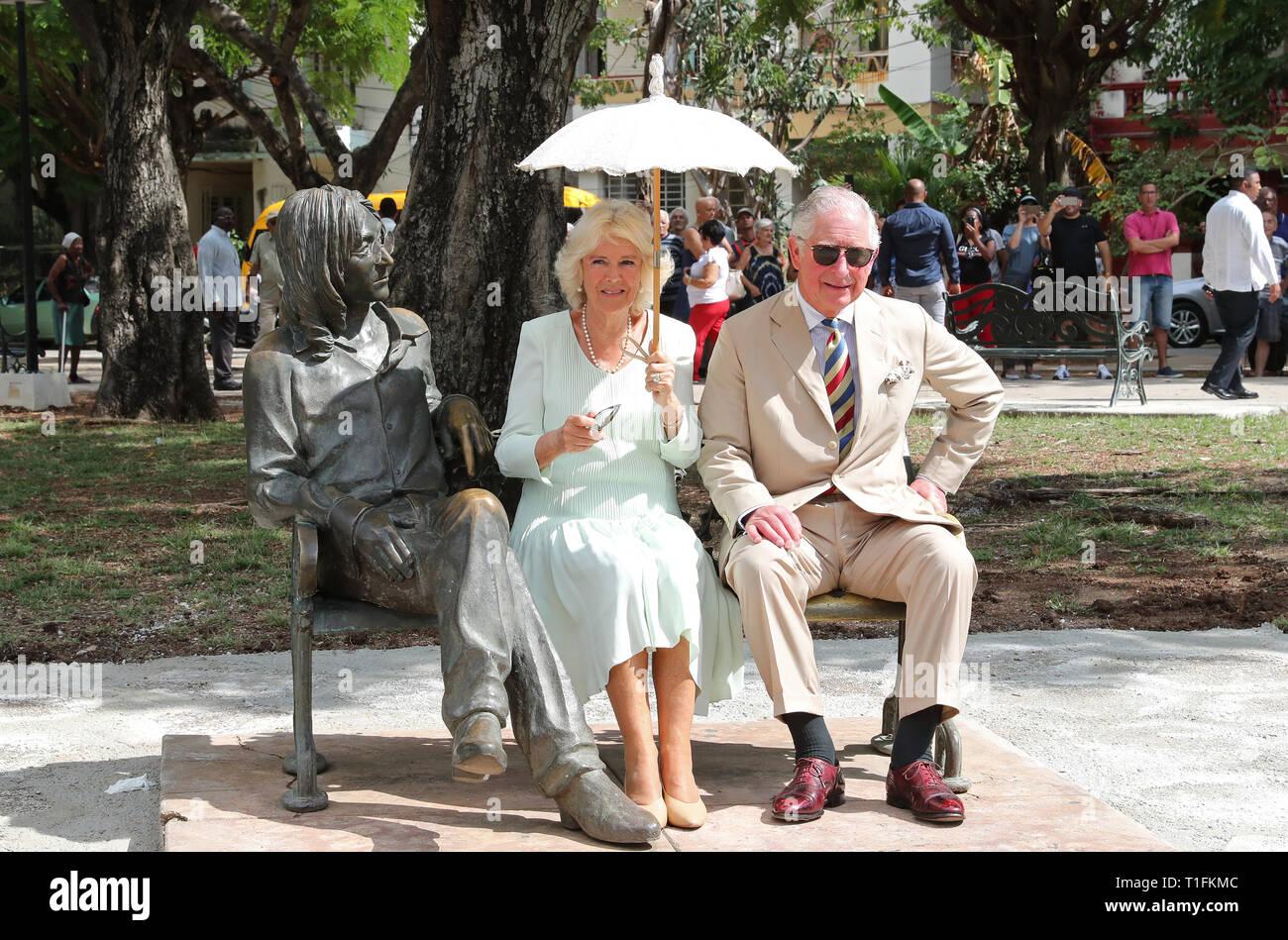 Der Prinz von Wales und die Herzogin von Cornwall sitzen auf dem John Lennon memorial Bank in John Lennon Platz in Havanna, Kuba, als Teil einer historischen Reise, die feiert die kulturellen Bindungen zwischen dem Vereinigten Königreich und den kommunistischen Staat. Stockfoto