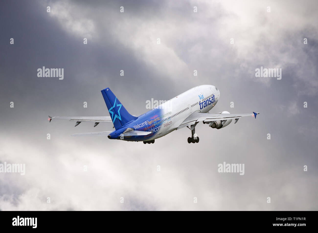 Flughafen Manchester, Großbritannien - 9 November, 2018: Air Transat C-GSAT Airbus A310 - MSN 600 ex5Y-KQM 6 EKH bei stürmischem Wetter. Stockfoto