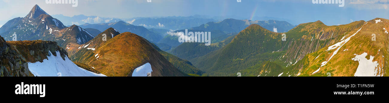 Ein weites Panorama der Berggipfel. Landschaft mit atemberaubenden Panorama der Spring Mountains bei sonnigem Wetter. Stockfoto