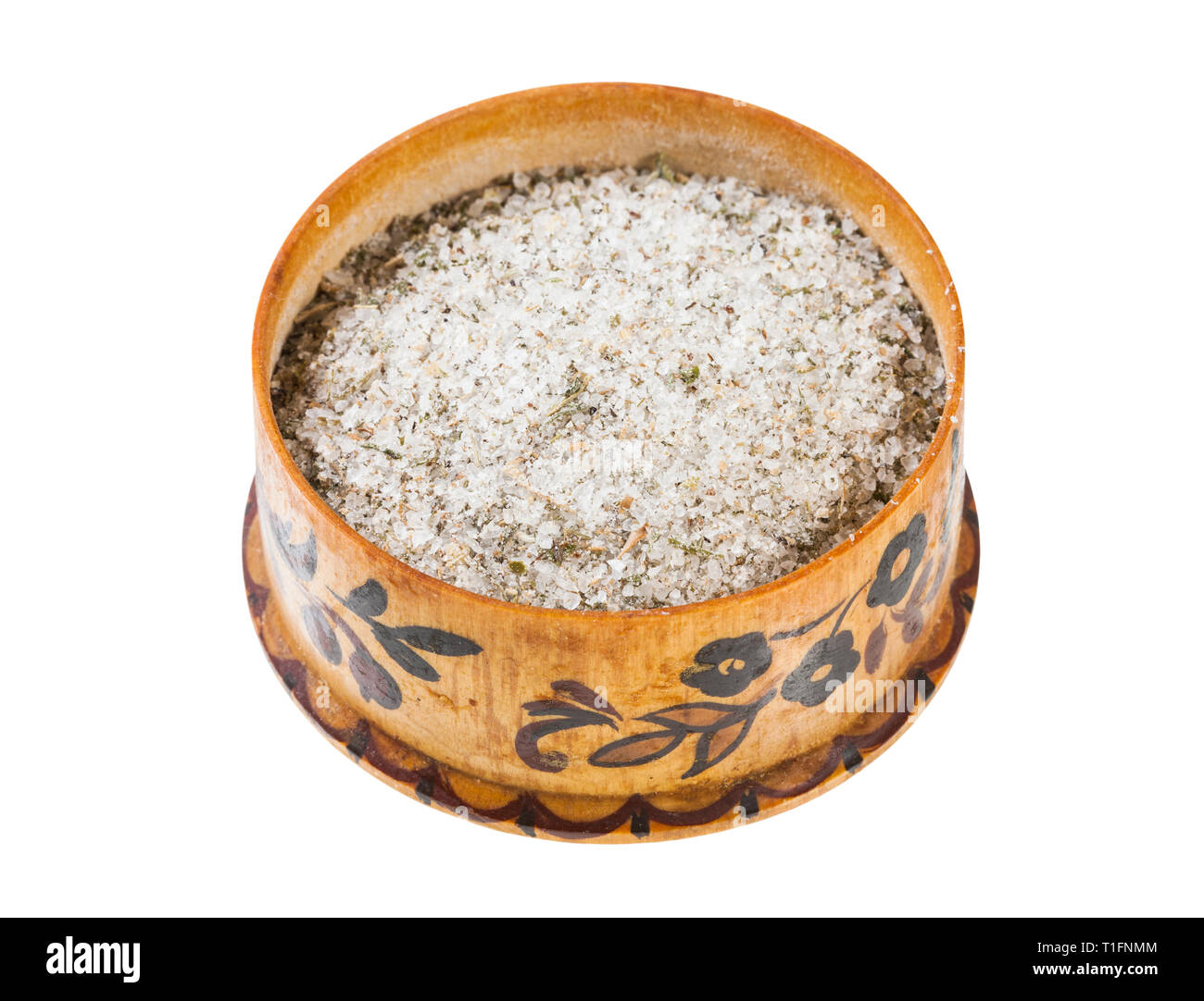 Holz- Salz mit Salz gewürzt mit Gewürzen und getrockneten Kräutern auf weißem Hintergrund Stockfoto