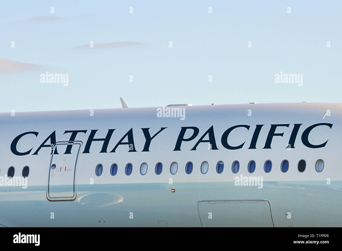 Flughafen Manchester, Großbritannien - 8. Januar 2018: Cathay Pacific Airways Airbus A 350-941 MSN 119 B-LRR Vorbereitung zum Abheben. Stockfoto