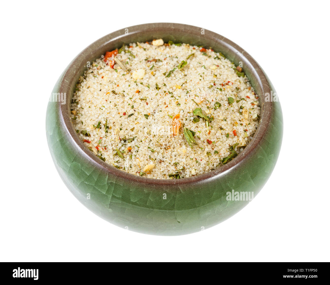 Keramik Salz mit Salz gewürzt mit getrocknetem Gemüse und Aromen auf weißem Hintergrund Stockfoto