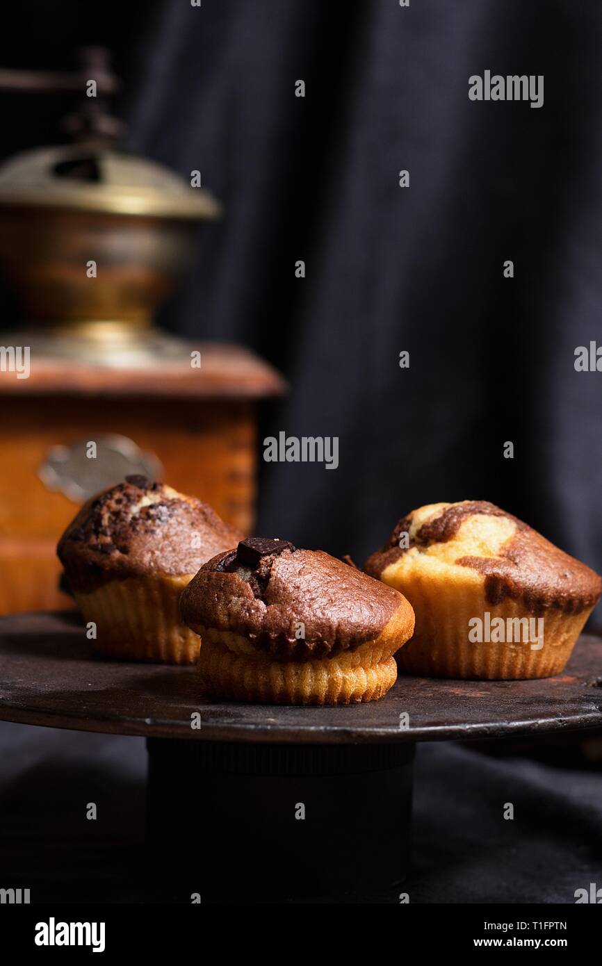 Drei hausgemachte Glutenfreie Muffins mit dunklen Bitter Schokolade Chunks und Marmor Schokolade Vanille Muster Stockfoto