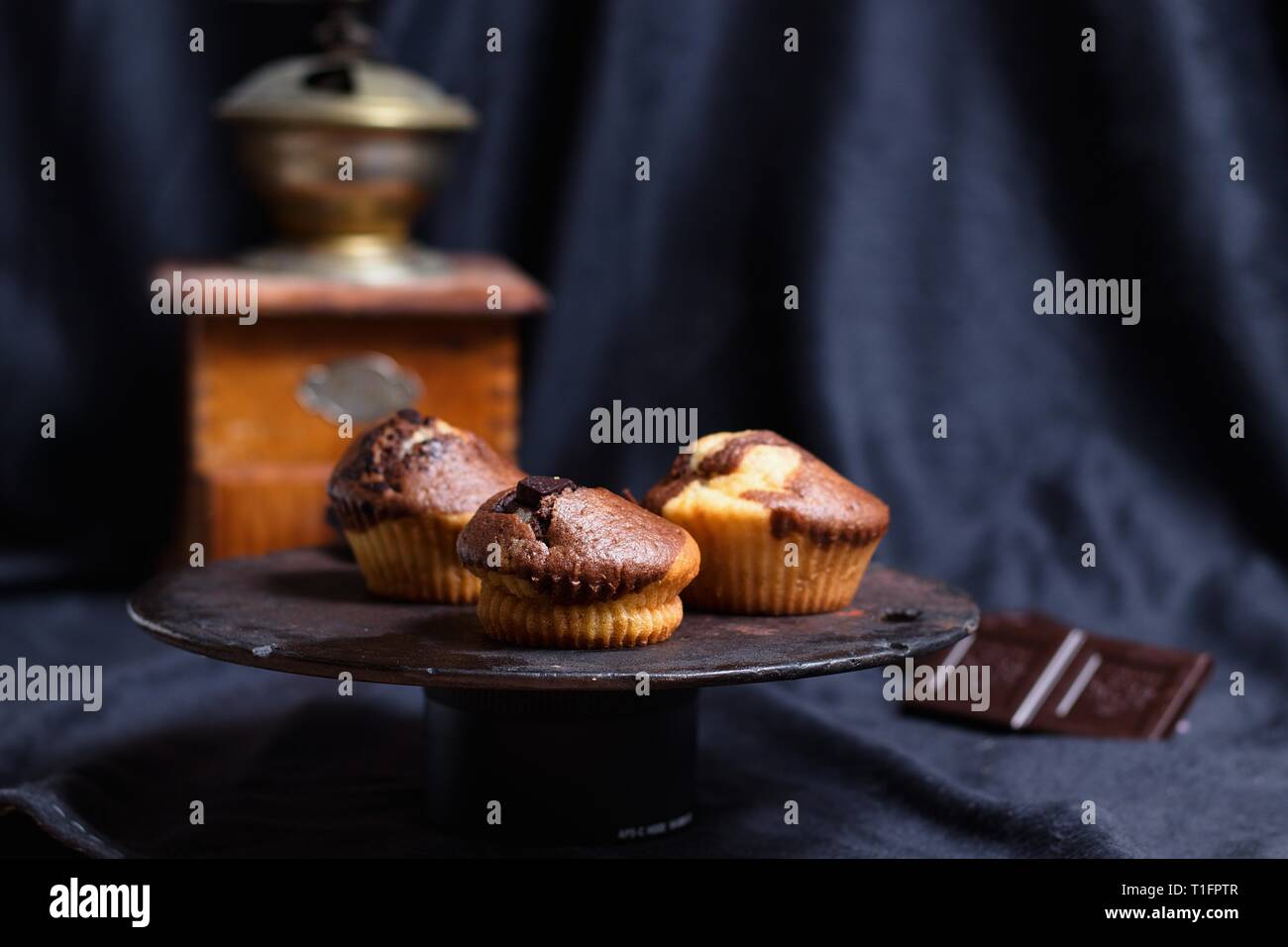 Hausgemachte glutenfreie Schokolade Vanille Marmor Muffins mit dunklen Bitter Schokolade Chunks Stockfoto