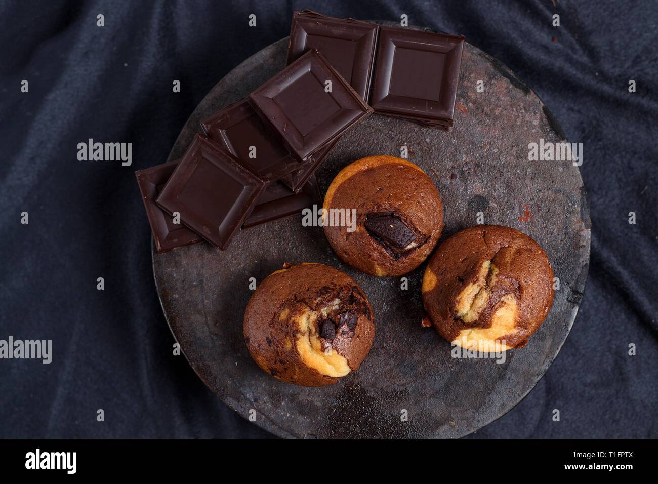 Hausgemachte glutenfreie Muffins mit Chunks von Bitter Schokolade. Von oben nach unten anzeigen Stockfoto