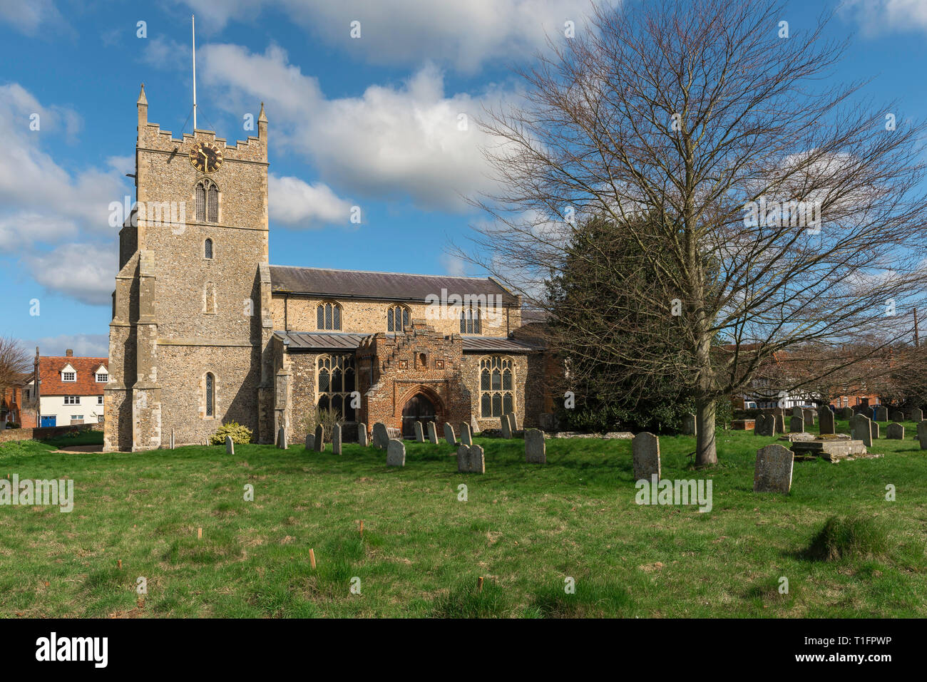 Bures Kirche Suffolk UK, mit Blick auf die Südseite der St. Mary's Kirche im Dorf Buren auf der Essex, Suffolk, England, Grossbritannien. Stockfoto