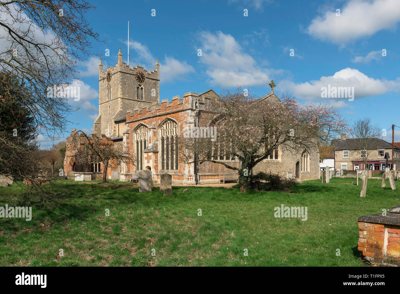 Bures Kirche Suffolk UK, mit Blick auf die Südseite der St. Mary's Kirche im Dorf Buren auf der Essex, Suffolk, England, Grossbritannien. Stockfoto