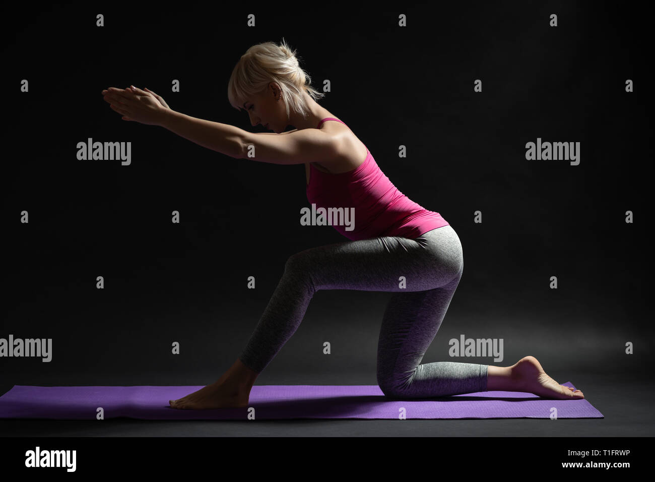 Frau Training Pilates. Kniend oberschenkelmuskeldehnung Übung. Stockfoto