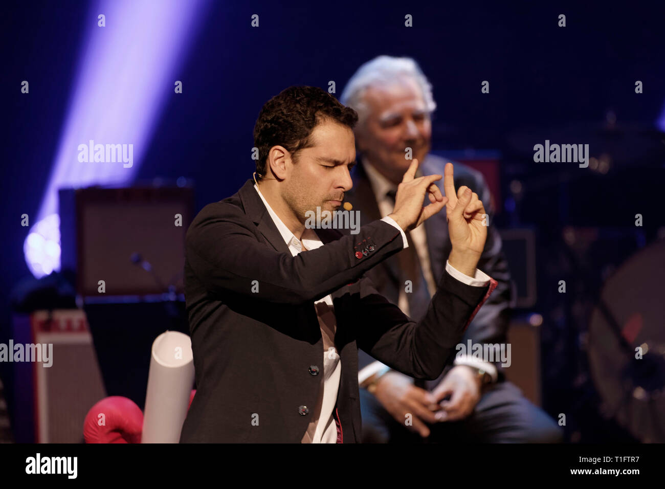 Paris, Frankreich. 18 Mär, 2019. Remi Larrousse, Mentalist und Pierre Arditi während der XIV Charity Gala gegen die Alzheimer Krankheit am Olympia Stockfoto
