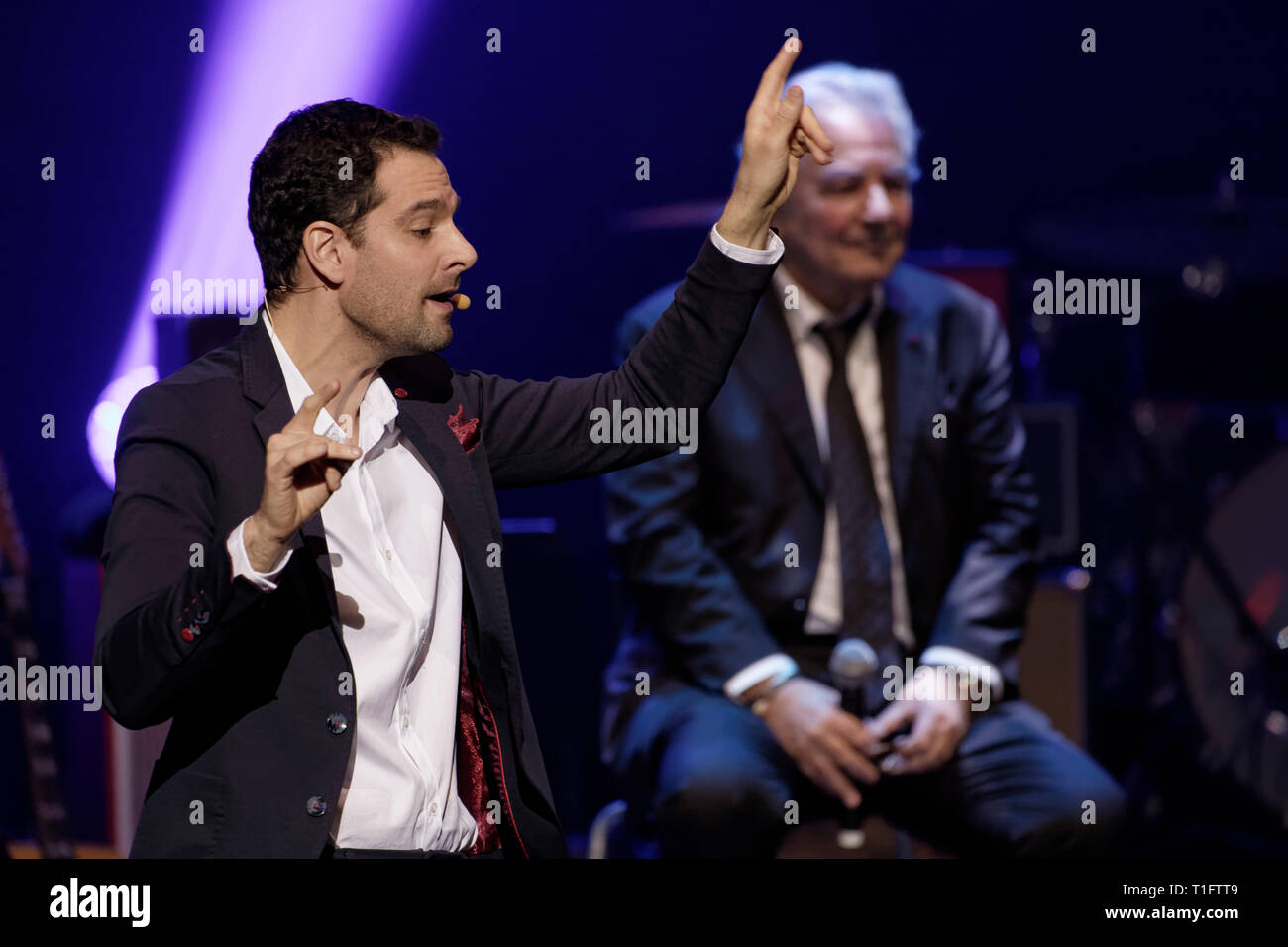 Paris, Frankreich. 18 Mär, 2019. Remi Larrousse, Mentalist und Pierre Arditi während der XIV Charity Gala gegen die Alzheimer Krankheit am Olympia Stockfoto