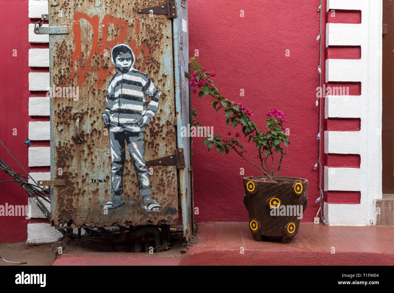 Street Art und Blumentopf in der Kolonialen Quartal Fontainhas, Panaji (Panjim), Goa, Indien Stockfoto