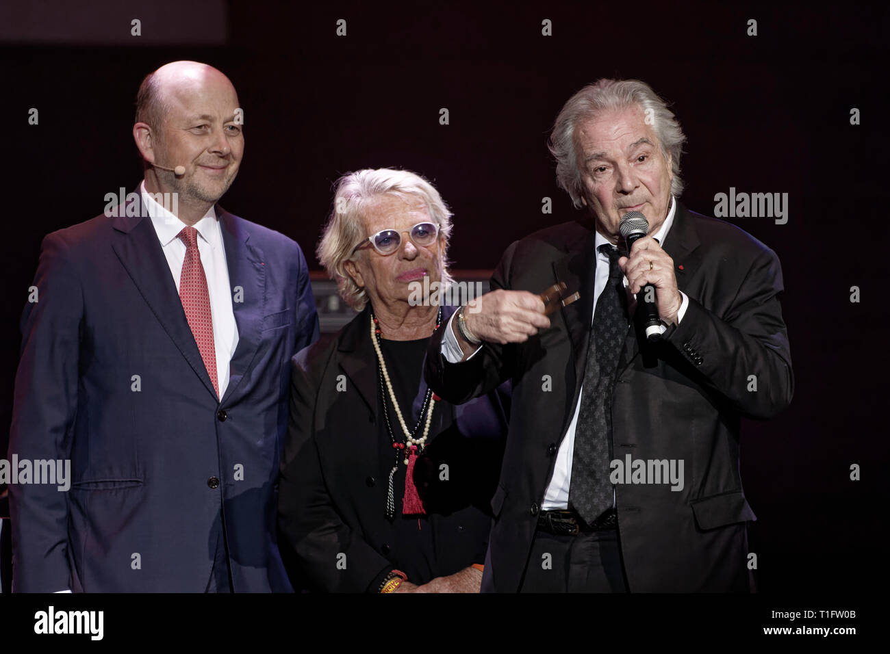 Paris, Frankreich. 18 Mär, 2019. Pierre Arditi (R) spricht von Veronique de Villele, Olivier de Ladoucette während der XIV Charity Gala begleitet Stockfoto
