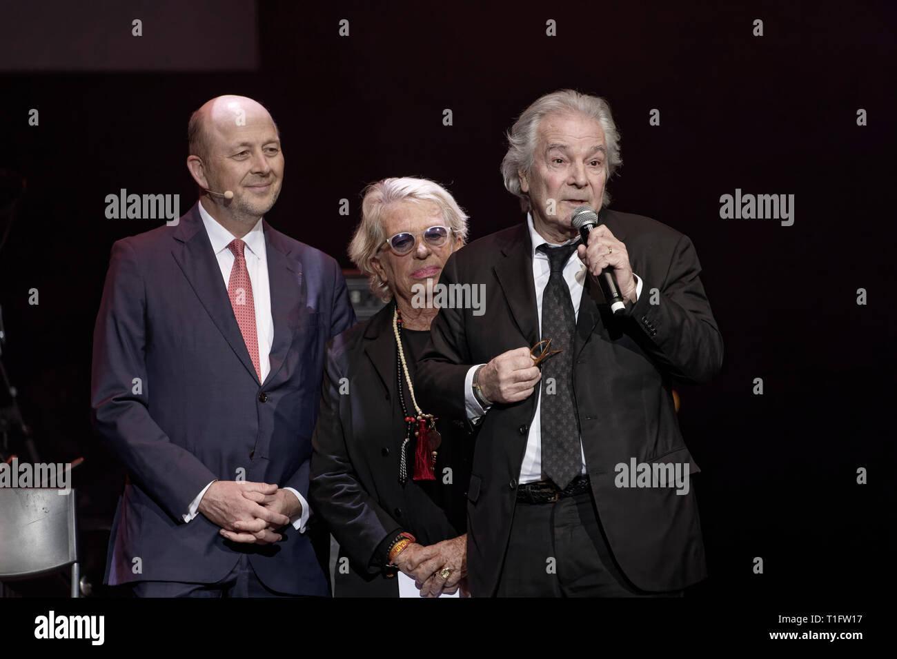 Paris, Frankreich. 18 Mär, 2019. Pierre Arditi (R) spricht von Veronique de Villele, Olivier de Ladoucette während der XIV Charity Gala begleitet Stockfoto