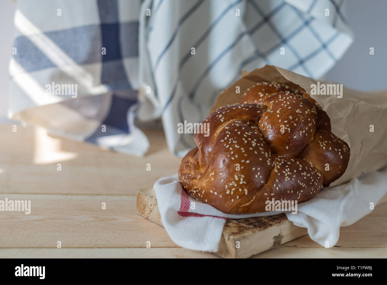 Challah Brot auf einer Holzplatte auf hölzernen Tisch/weißen Hintergrund mit Kopie Raum Stockfoto