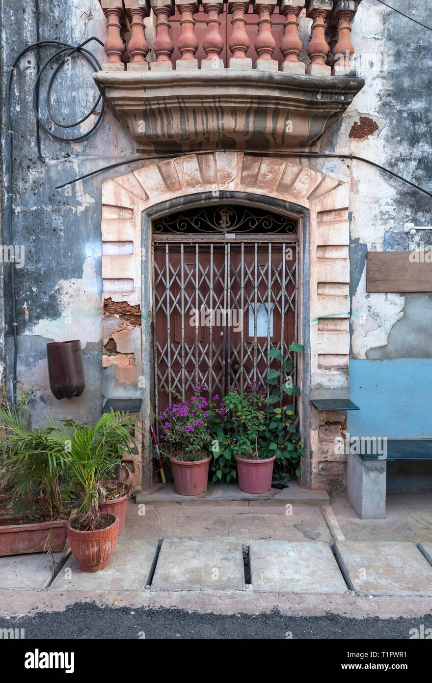 Altes Haus im Kolonialstil Tür, Fontainhas, Panaji (Panjim), Goa, Indien Stockfoto
