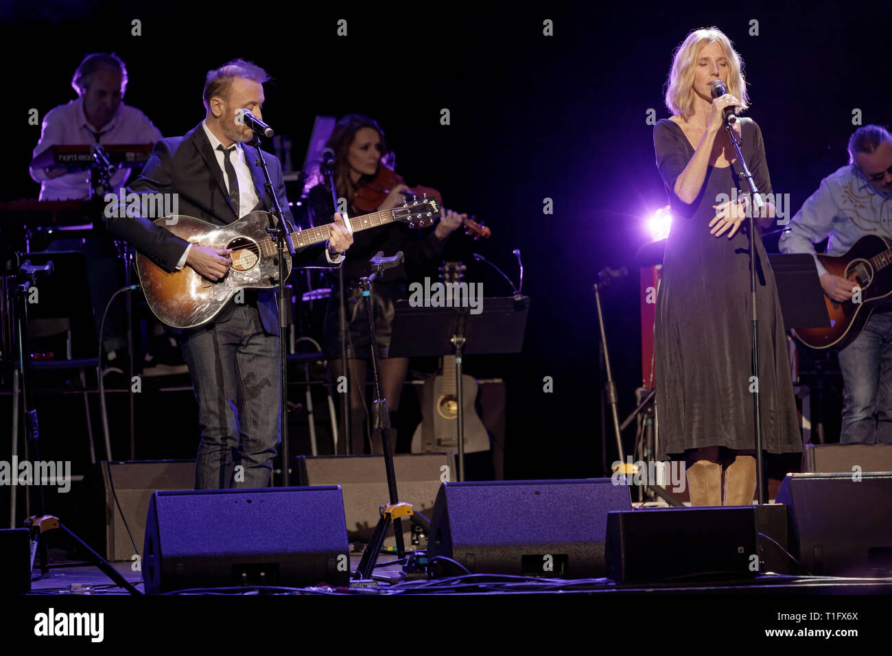 Paris, Frankreich. 18 Mär, 2019. Sandrine Kiberlain singt, von Pierre Souchon (Gitarre) während der XIV Charity Gala gegen Alzheimer begleitet Stockfoto