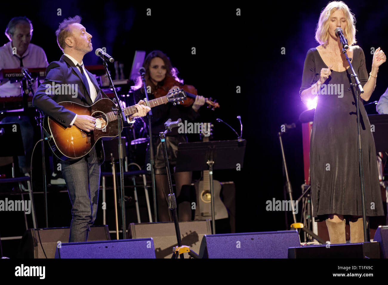 Paris, Frankreich. 18 Mär, 2019. Sandrine Kiberlain singt, von Pierre Souchon (Gitarre) während der XIV Charity Gala gegen Alzheimer begleitet Stockfoto