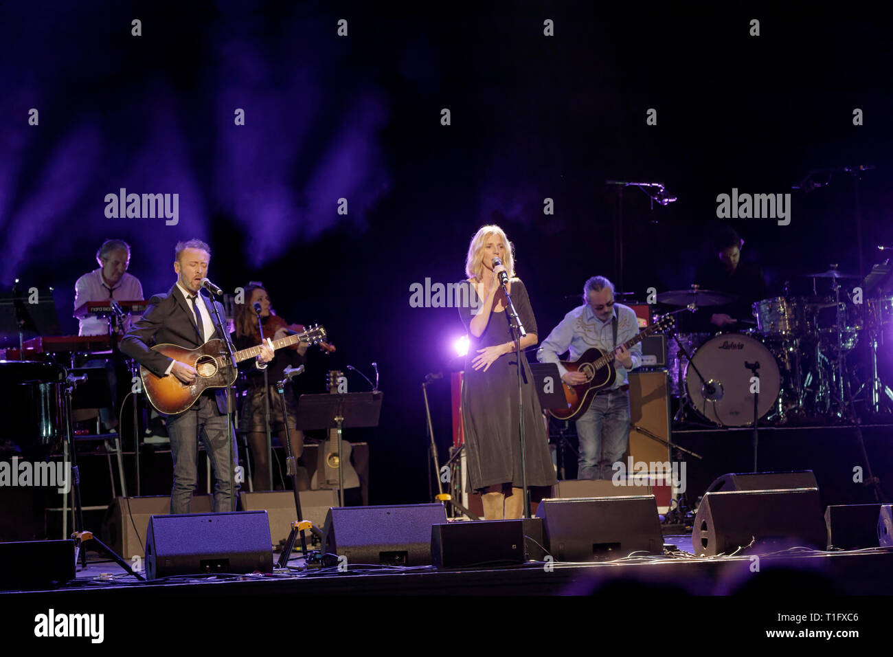 Paris, Frankreich. 18 Mär, 2019. Sandrine Kiberlain singt, von Pierre Souchon (Gitarre) während der XIV Charity Gala gegen Alzheimer begleitet Stockfoto