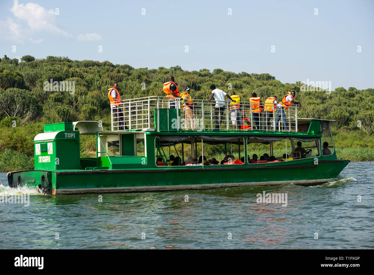 Touristenboot Tierbeobachtungen auf Kazinga Kanal innerhalb von Queen Elizabeth National Park, South West Uganda, Ostafrika Stockfoto