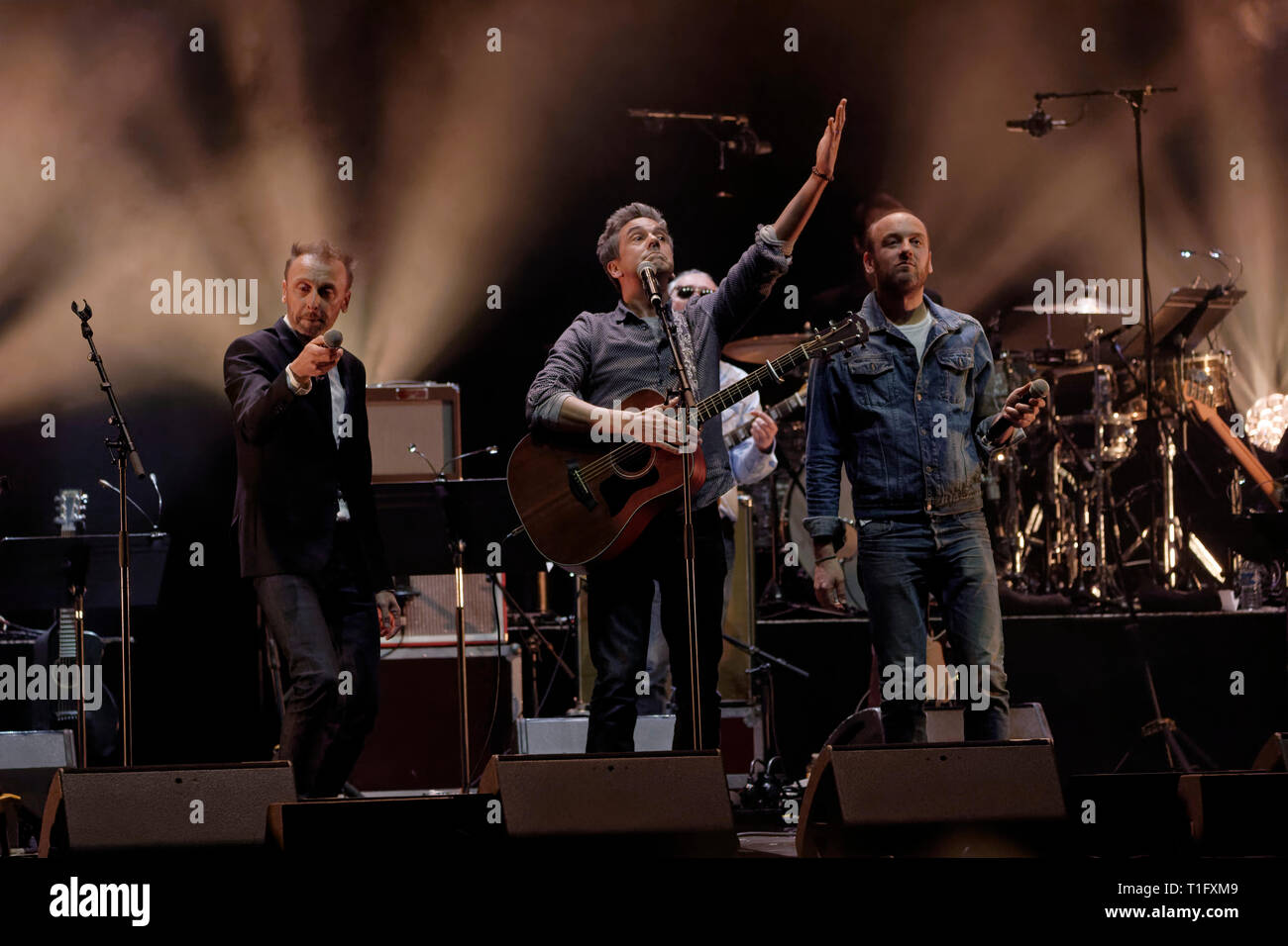 Paris, Frankreich. 18 Mär, 2019. Ben Ricour (C), Pierre Souchon (L), Ben Ricour (C) und unseren (Gitarre, Gesang) durchführen, während der XIV Charity Gala Stockfoto