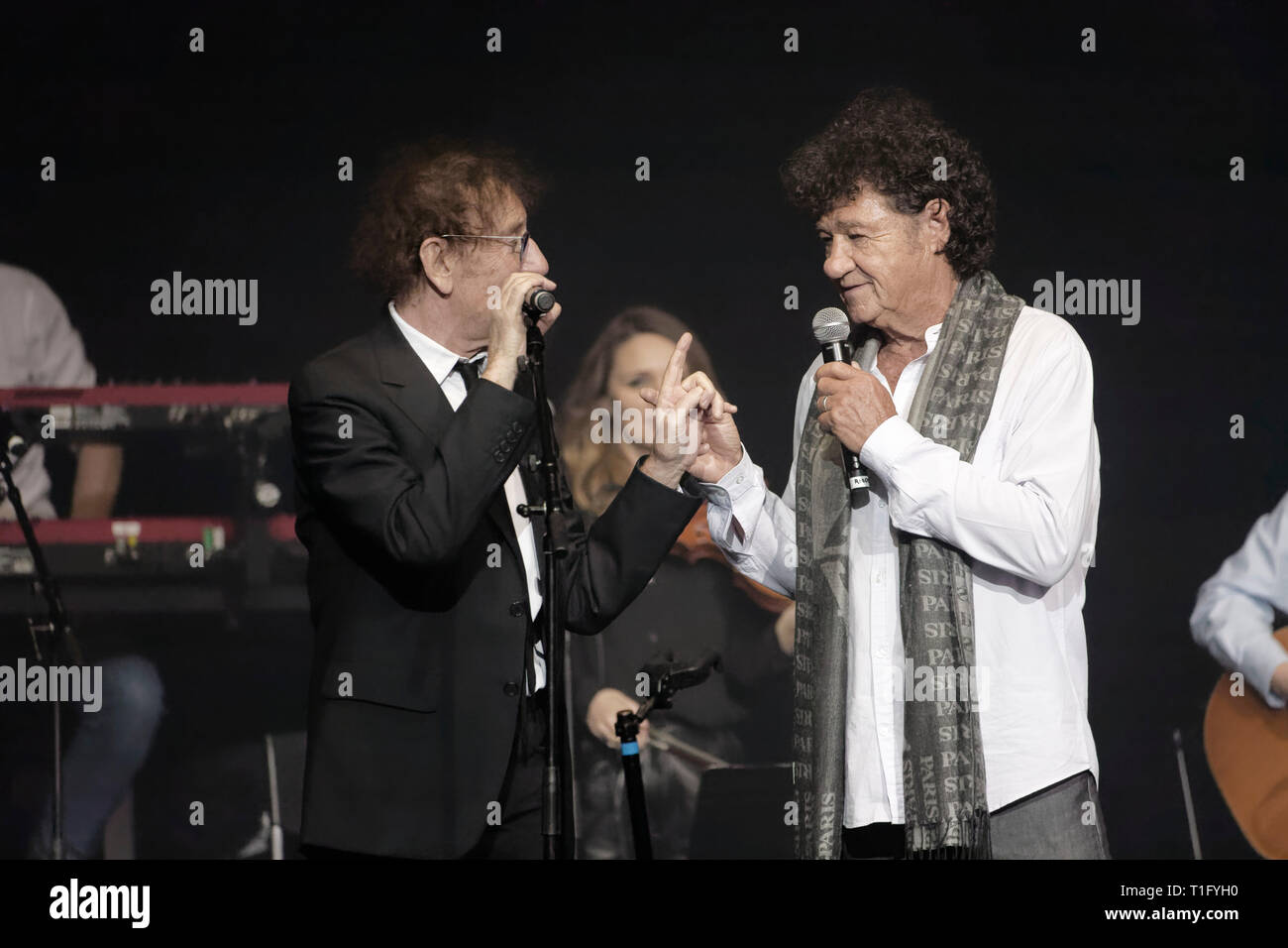 Paris, Frankreich. 18 Mär, 2019. Alain Souchon und Robert Charlebois durchführen, während der XIV Charity Gala gegen die Alzheimer Krankheit am Olympia Stockfoto