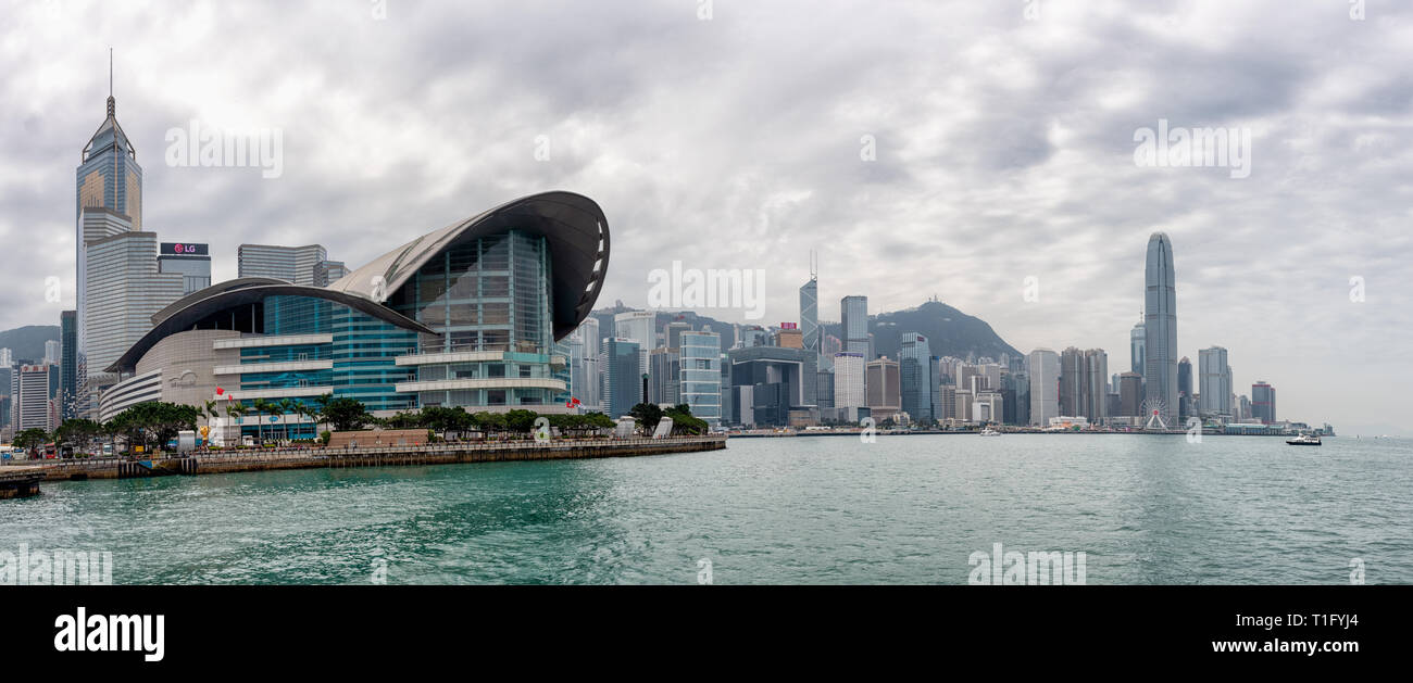 Hong Kong Convention Centre vom Victoria Harbour Stockfoto