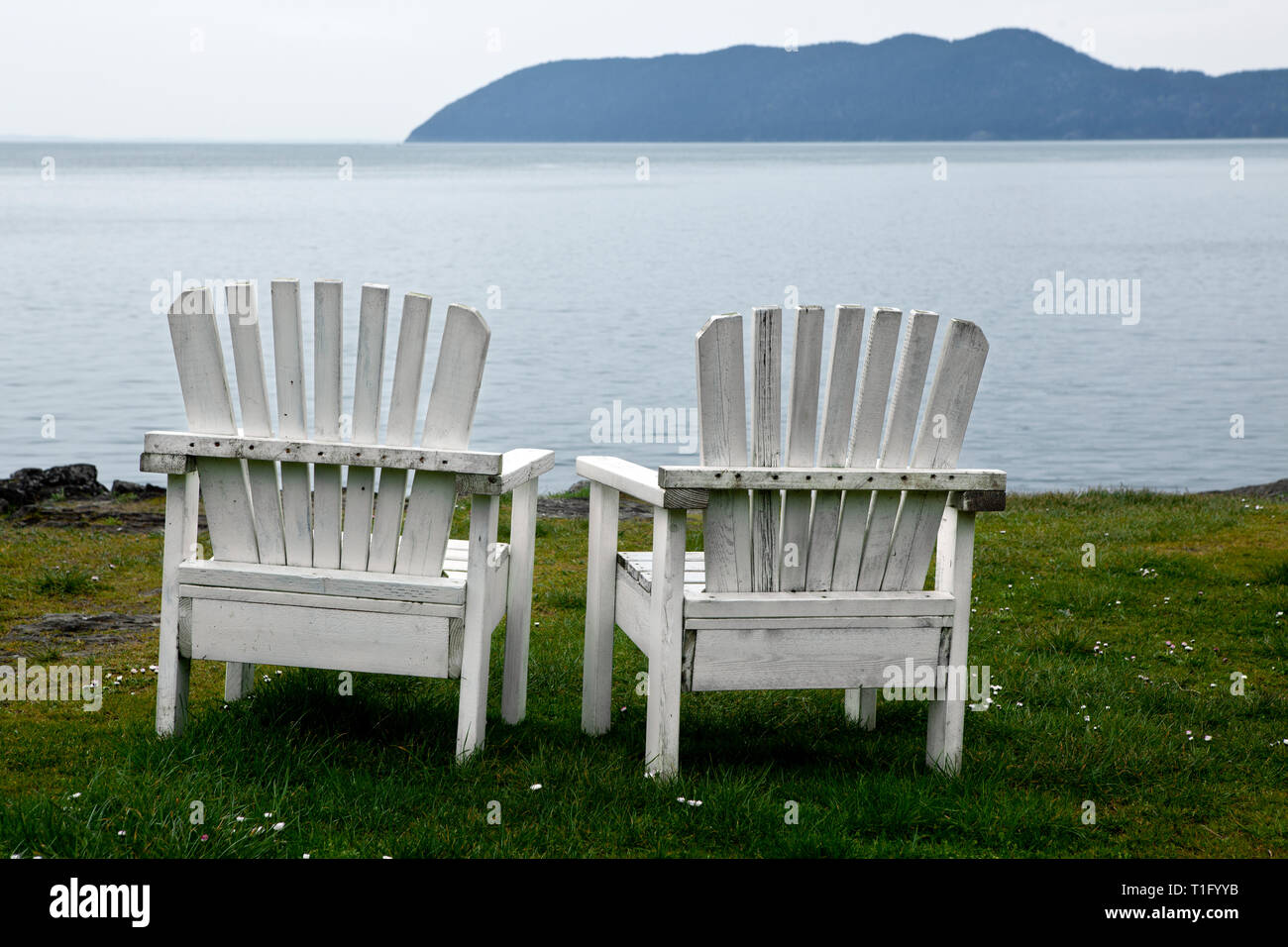 WA 06485-00 ... WASHINGTON - Stühlen mit Blick auf Doe Bay auf Orcas Island. Stockfoto