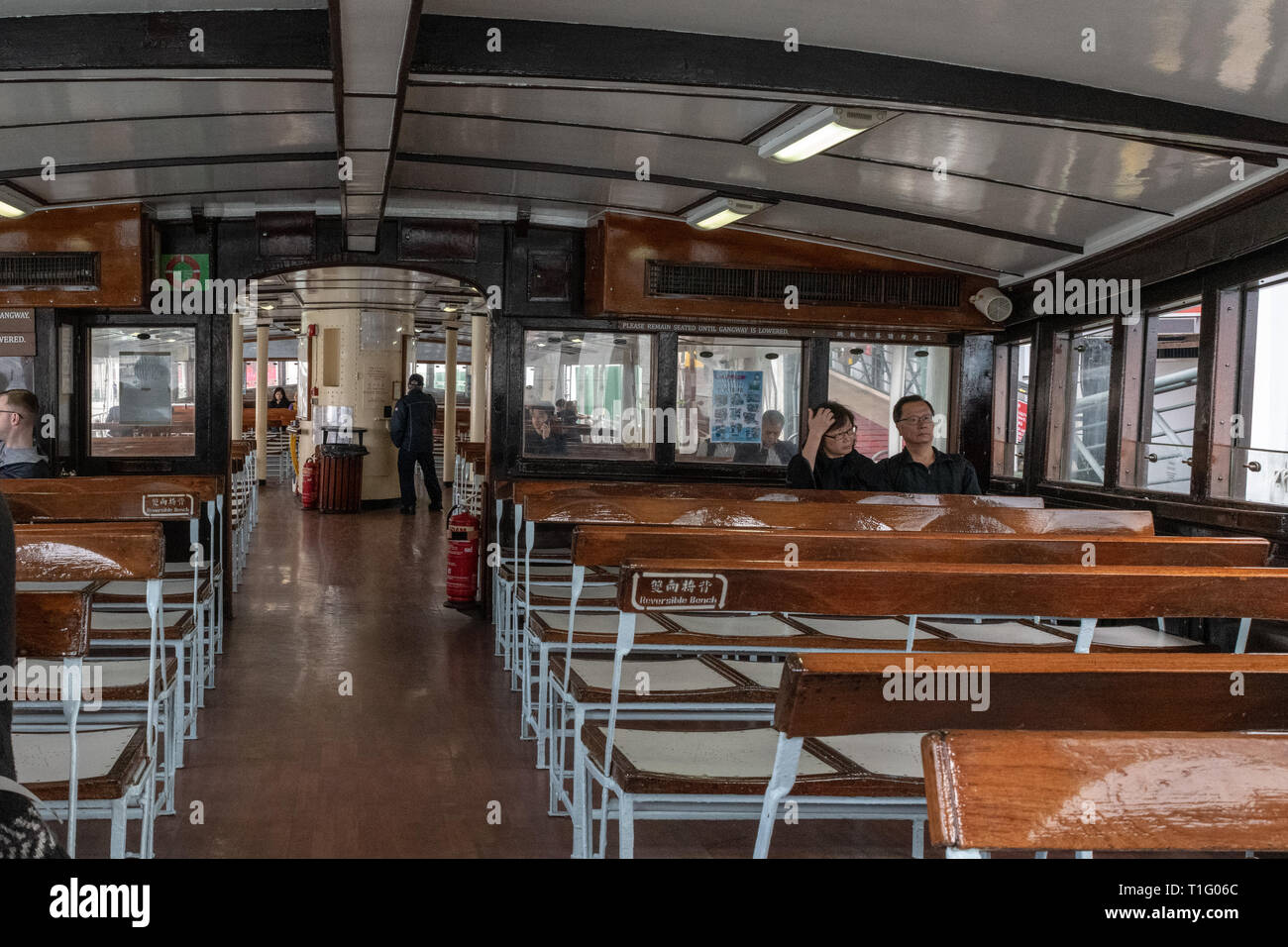 Innerhalb der Star Ferry nach Kowloon, Hong Kong. Stockfoto