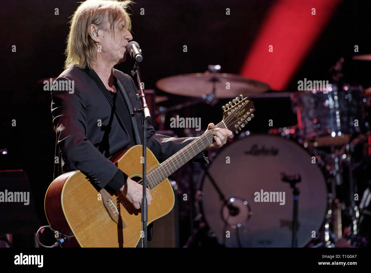 Paris, Frankreich. 18 Mär, 2019. Jean-Louis Aubert führt während der XIV Charity Gala gegen die Alzheimer Krankheit am Olympia am 18. März 2019 Stockfoto