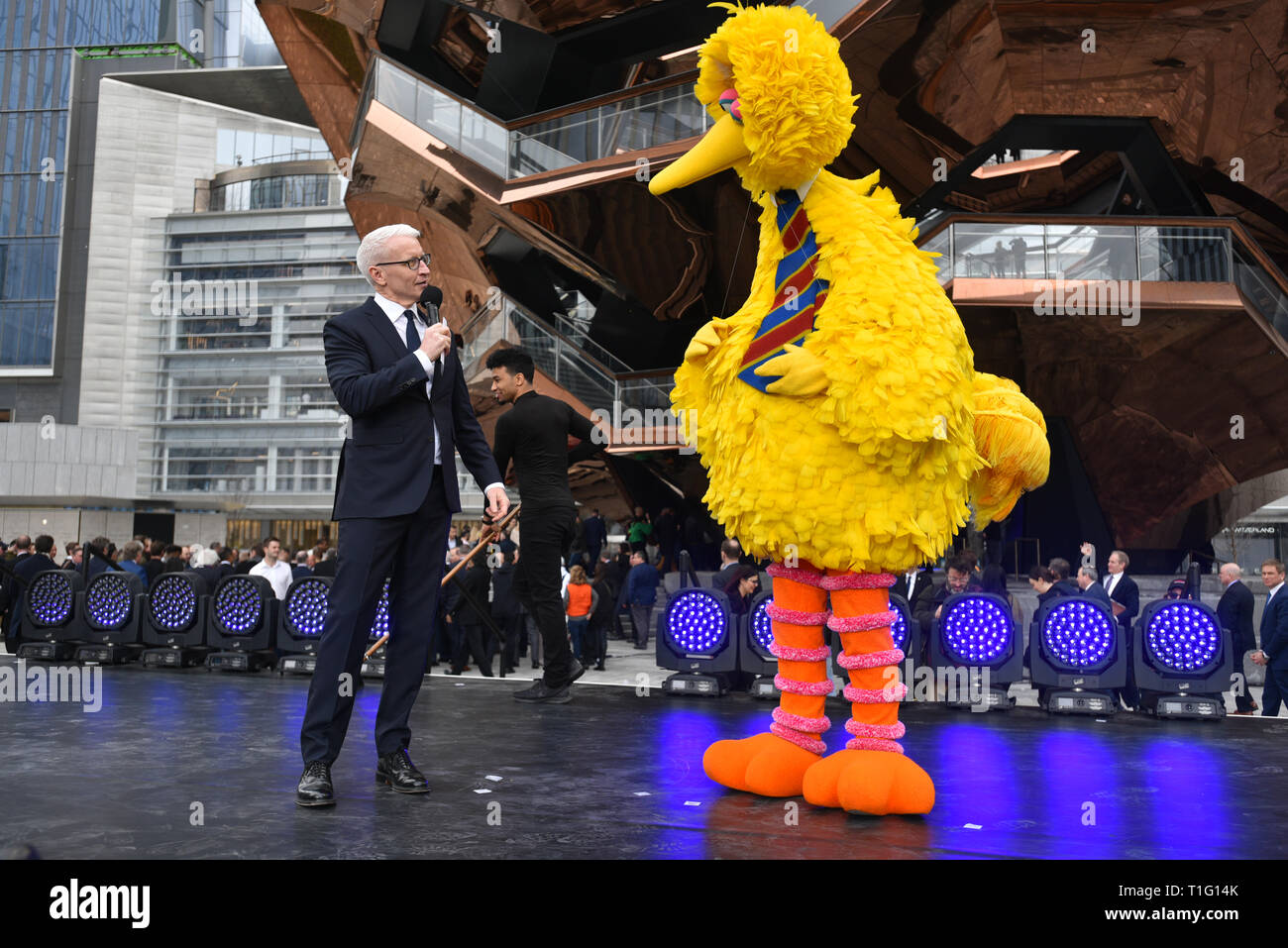 Anderson Cooper und Big Bird besuchen Hudson Yards, New York's neuste Viertel, offizielle Eröffnung am 15. März 2019 in New York City. Stockfoto