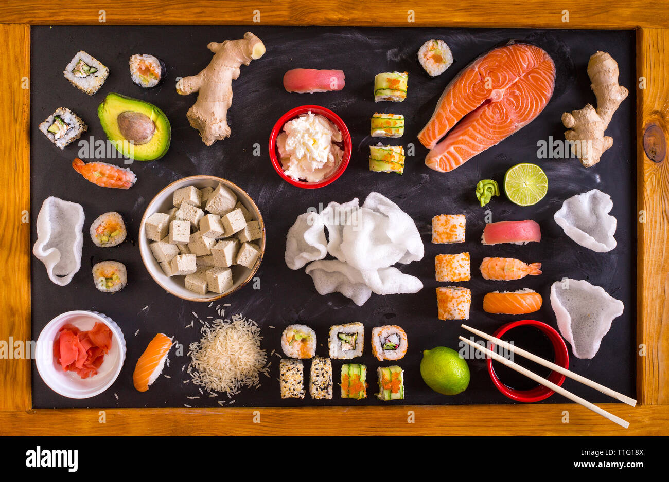 Sushi und Zutaten auf dunklem Hintergrund Stockfoto