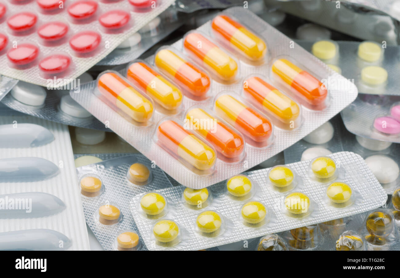 Nahaufnahme von verschiedenen pharmazeutischen Tabletten und Pillen in Blisterpackungen Stockfoto