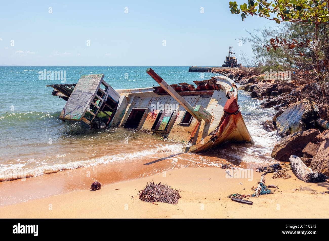 Ruinierte Fischerboot auf die Bai Vang Verbot öffentlichen Strand im Golf von Thailand, Phu Quoc, Vietnam, Asien Stockfoto
