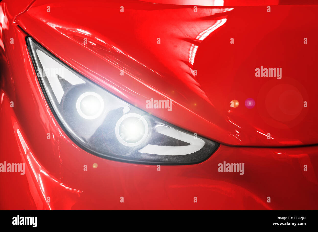 Scheinwerfer eines roten Sportwagen. Stockfoto