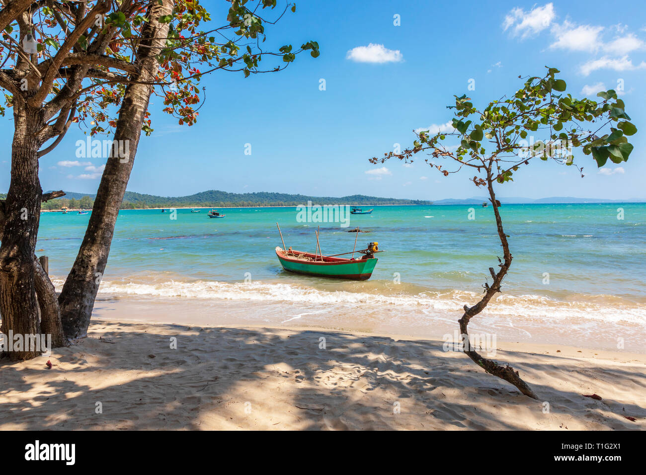 Angeln Boot offshore bei Bai Vung Verbot öffentlichen Strand liegt im Golf von Thailand, Insel Phu Quoc, Thailand, Asien Stockfoto
