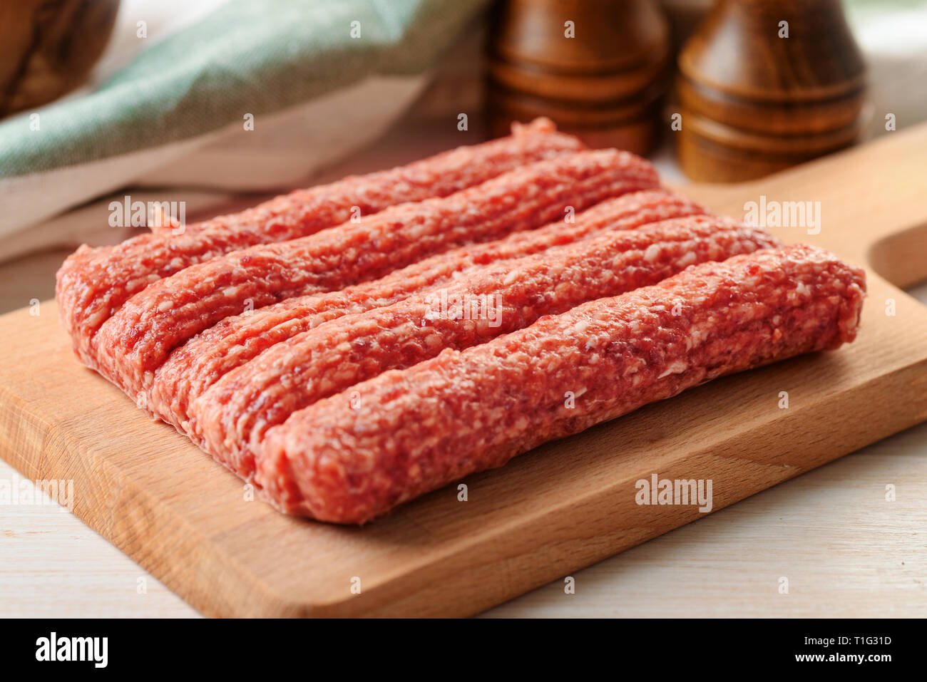 In der Nähe der Zeile frisches rohes Rindfleisch Kebabs Stockfoto