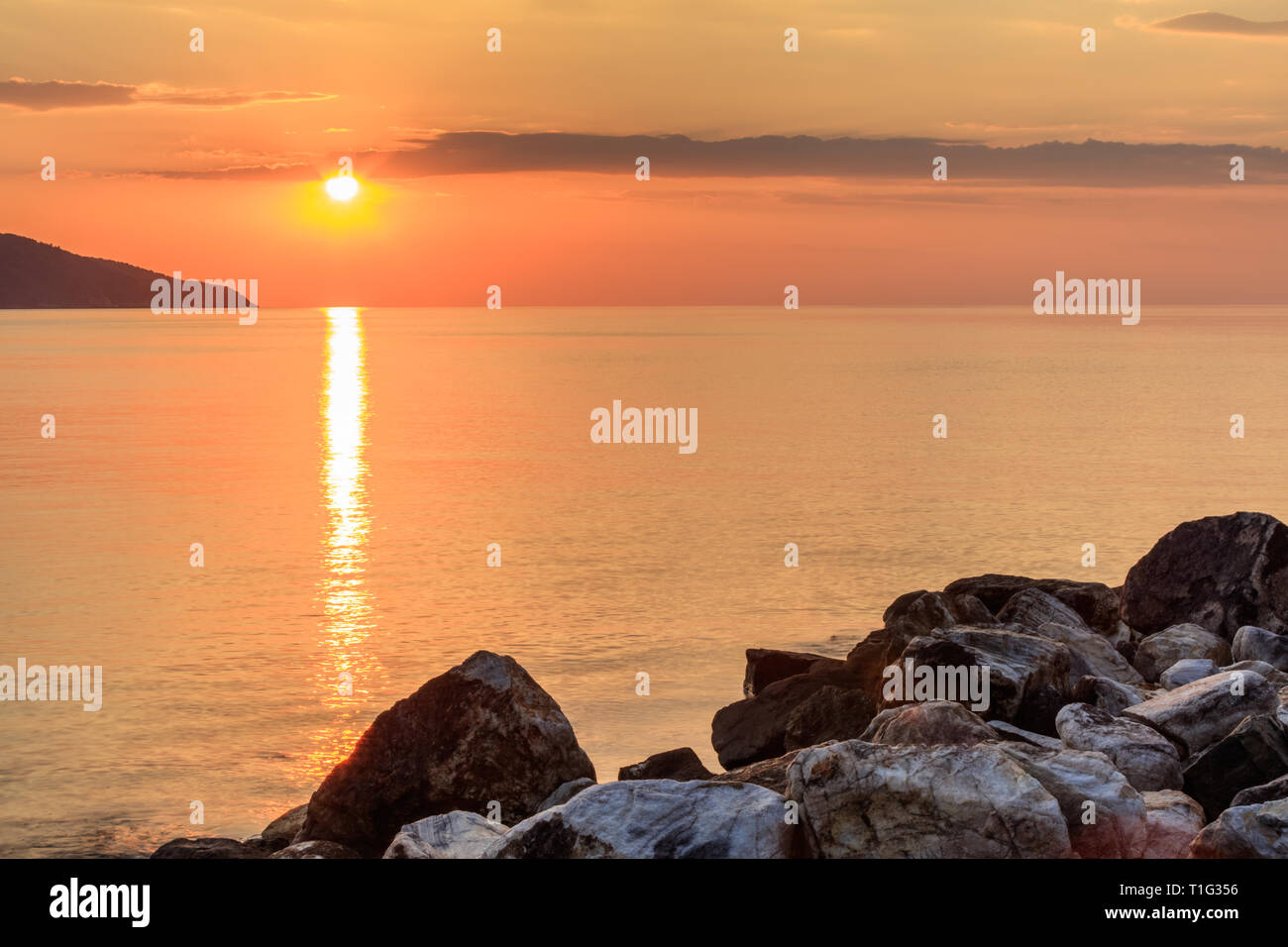 Sonnenaufgang am Meer, in Chalkidiki, Griechenland Stockfoto