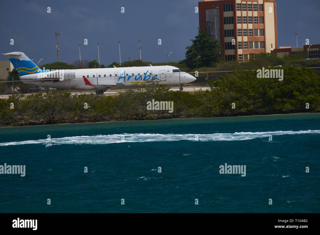 Flugzeug Landung in Aruba Flughafen Stockfoto