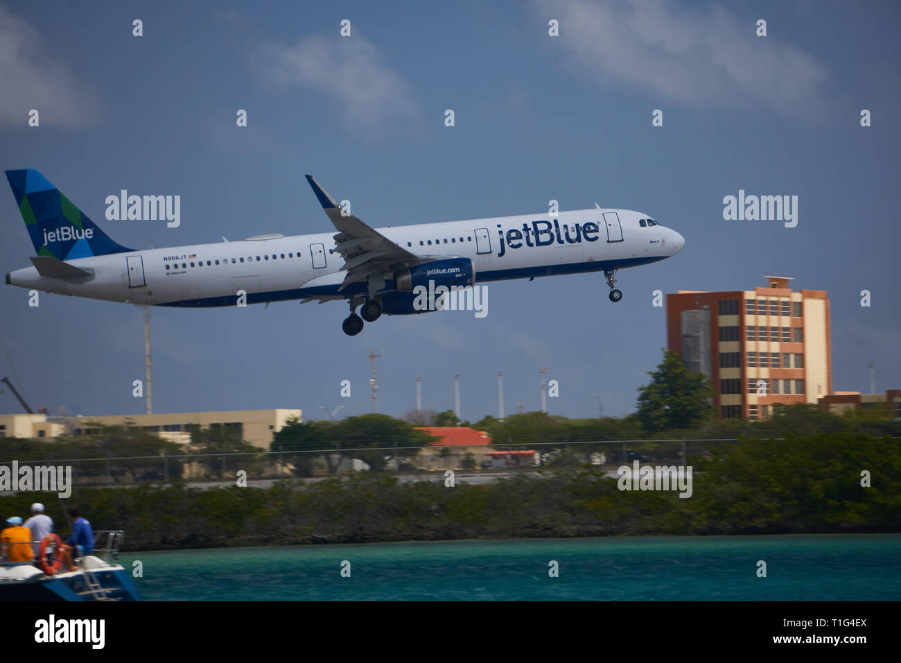 Jet Blue Landung in Aruba Stockfoto