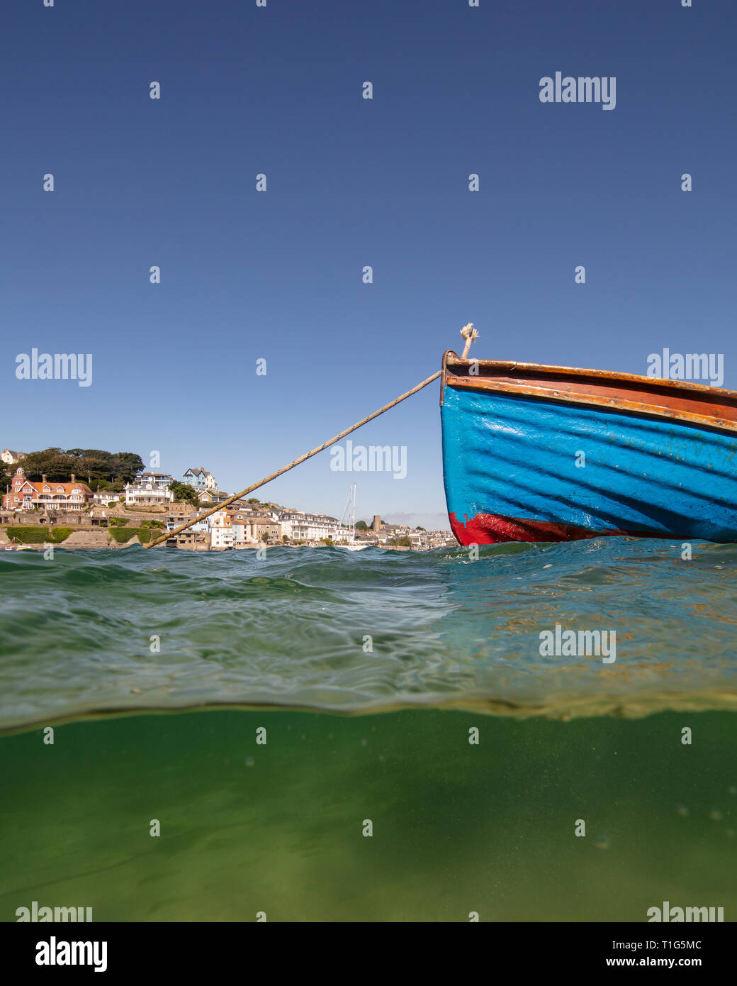 Ein Schuss von Trinity Church in Salcombe Mündung im Sommer, von East Portlemouth Vergangenheit einen alten blauen Boot. Stockfoto