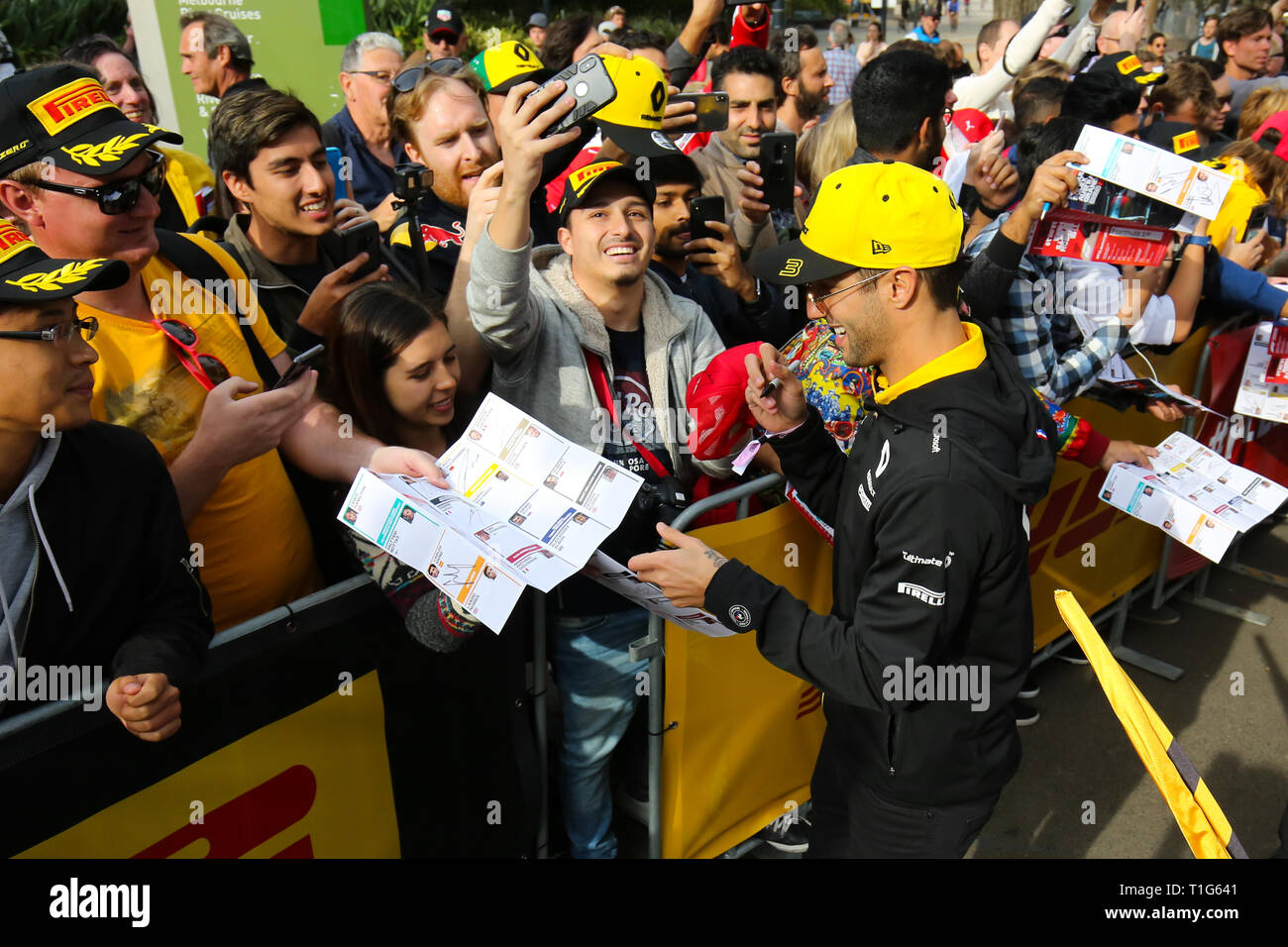 MELBOURNE, Australien - März 13: Daniel Ricciardo von Renault Sport F1-Team trifft sich Fans bei der F1-Saison 2019 starten Stockfoto