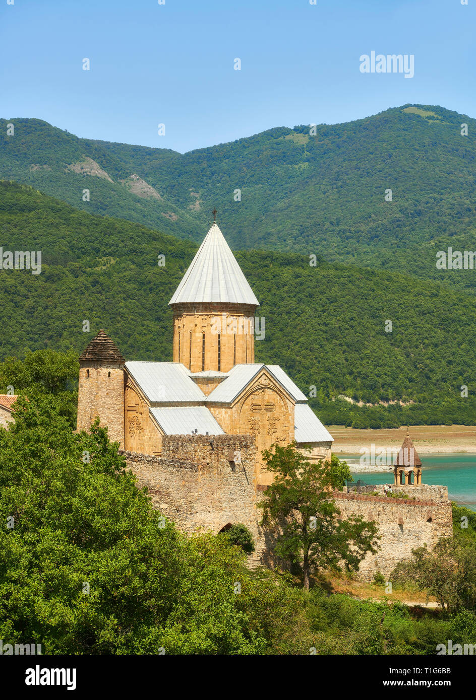 Bilder & Bilder der Ananuri Burganlage und Georgische Orthodoxe Kirchen, 17. Jahrhundert, Georgien (Land). Ananuri Schloss liegt neben Th Stockfoto