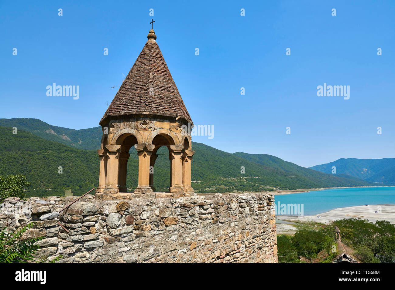 Bilder & Bilder der Ananuri Burganlage und Georgische Orthodoxe Kirchen, 17. Jahrhundert, Georgien (Land). Ananuri Schloss liegt neben Th Stockfoto