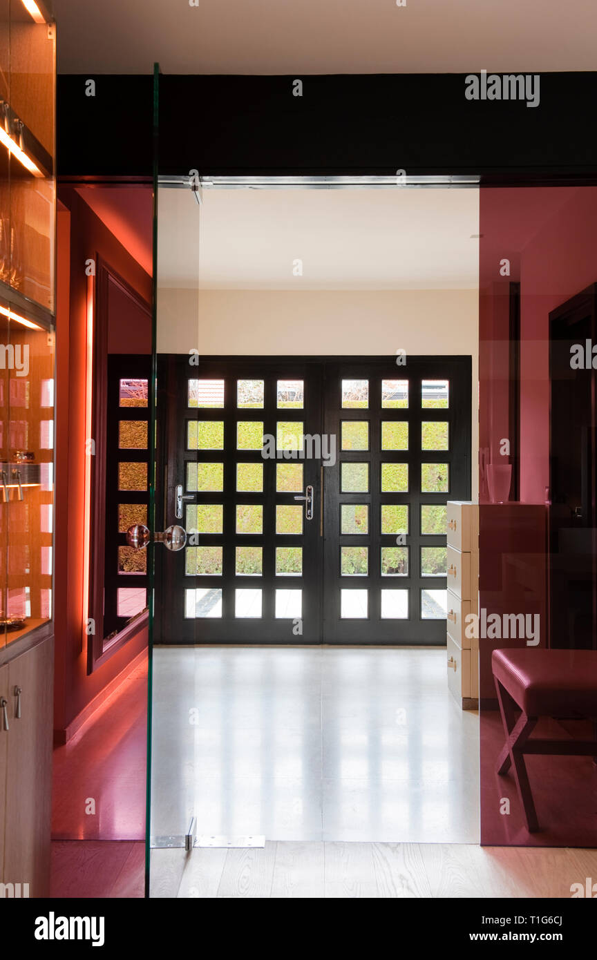 Farbiges Glas Tür durch die Eingangshalle Stockfoto