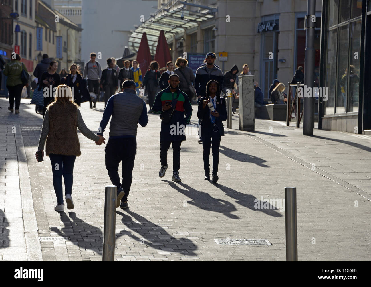 Menschen zu Fuß in das Sonnenlicht, Silhouette. Stockfoto