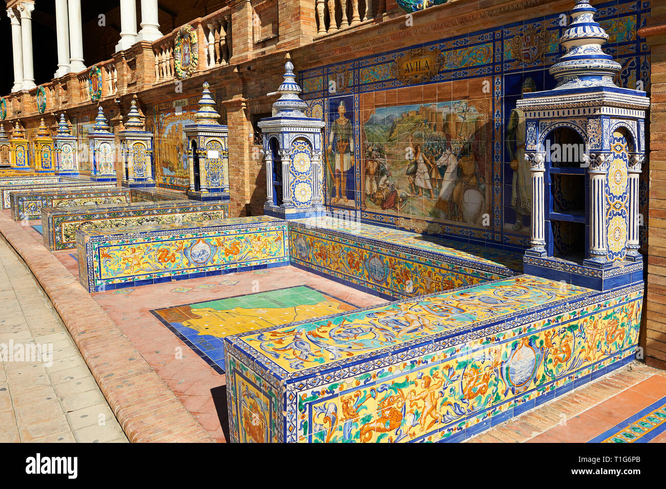 Die avilla Alkoven entlang der Wände der Plaza de Espana in Sevilla im Jahr 1928 für die Ibero-Amerikanische Ausstellung 1929 gebaut, Sevilla, Spanien Stockfoto