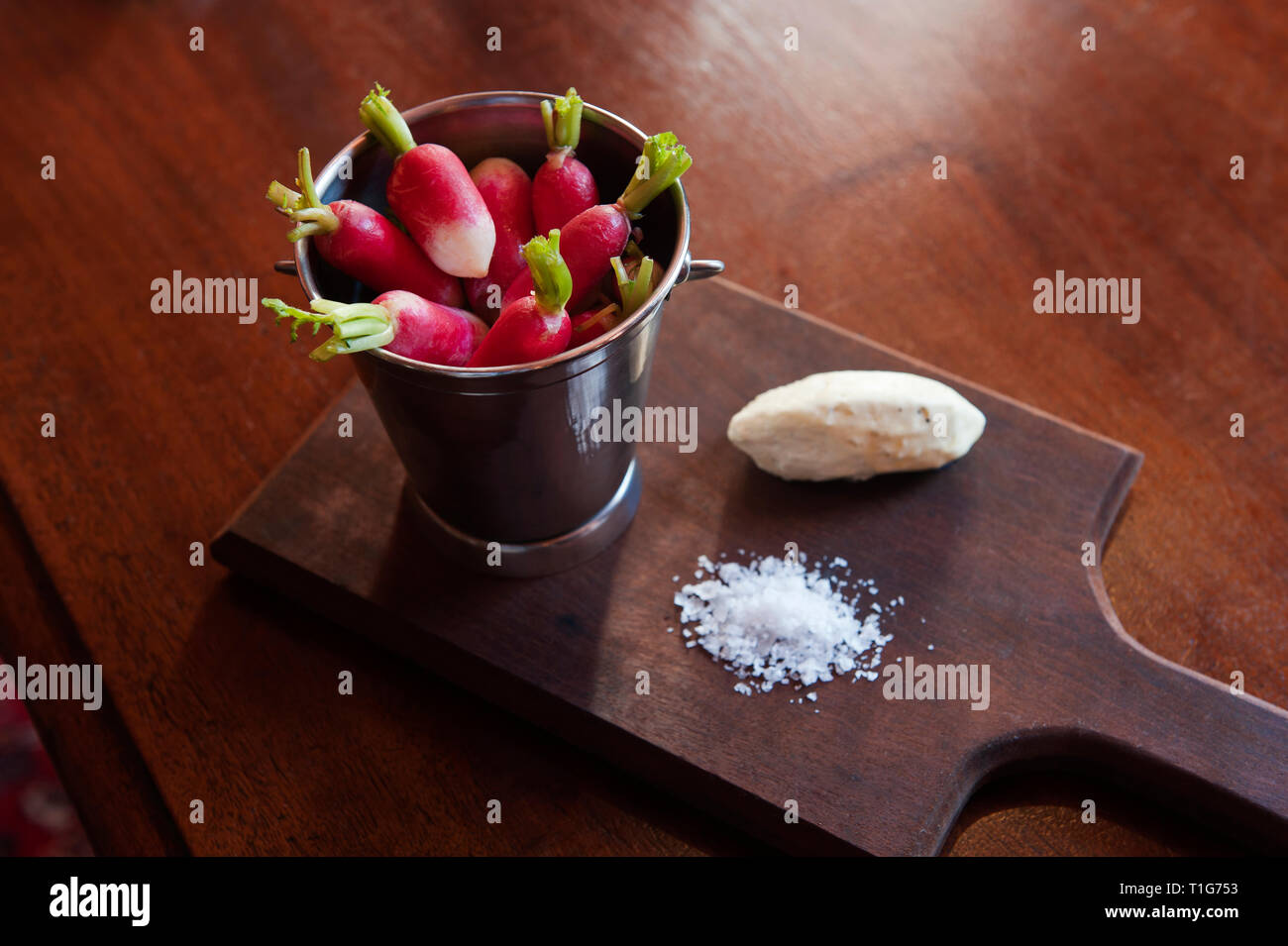 "Eimer mit Radieschen mit Salz und Käse in der Cocktail Lounge des Zetter Stadthaus in London, England" Stockfoto