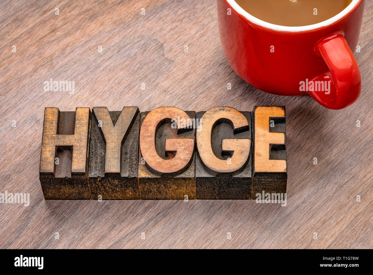 Hygge word Abstract in Vintage buchdruck Holz Blöcke, dänischen Lebensstil Konzept Stockfoto