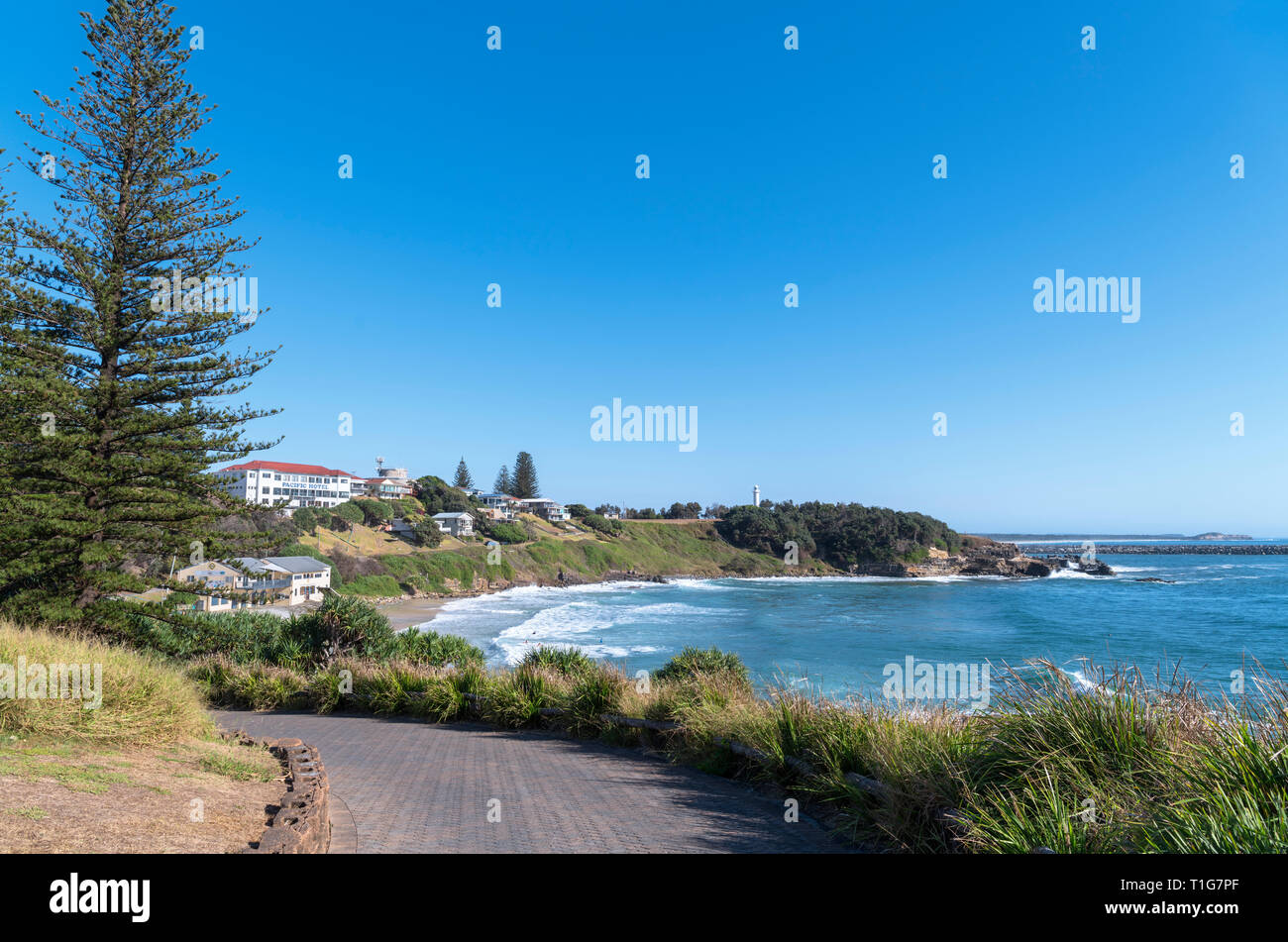 Der Strand in Richtung Leuchtturm, Yamba Yamba, New South Wales, Australien suchen Stockfoto