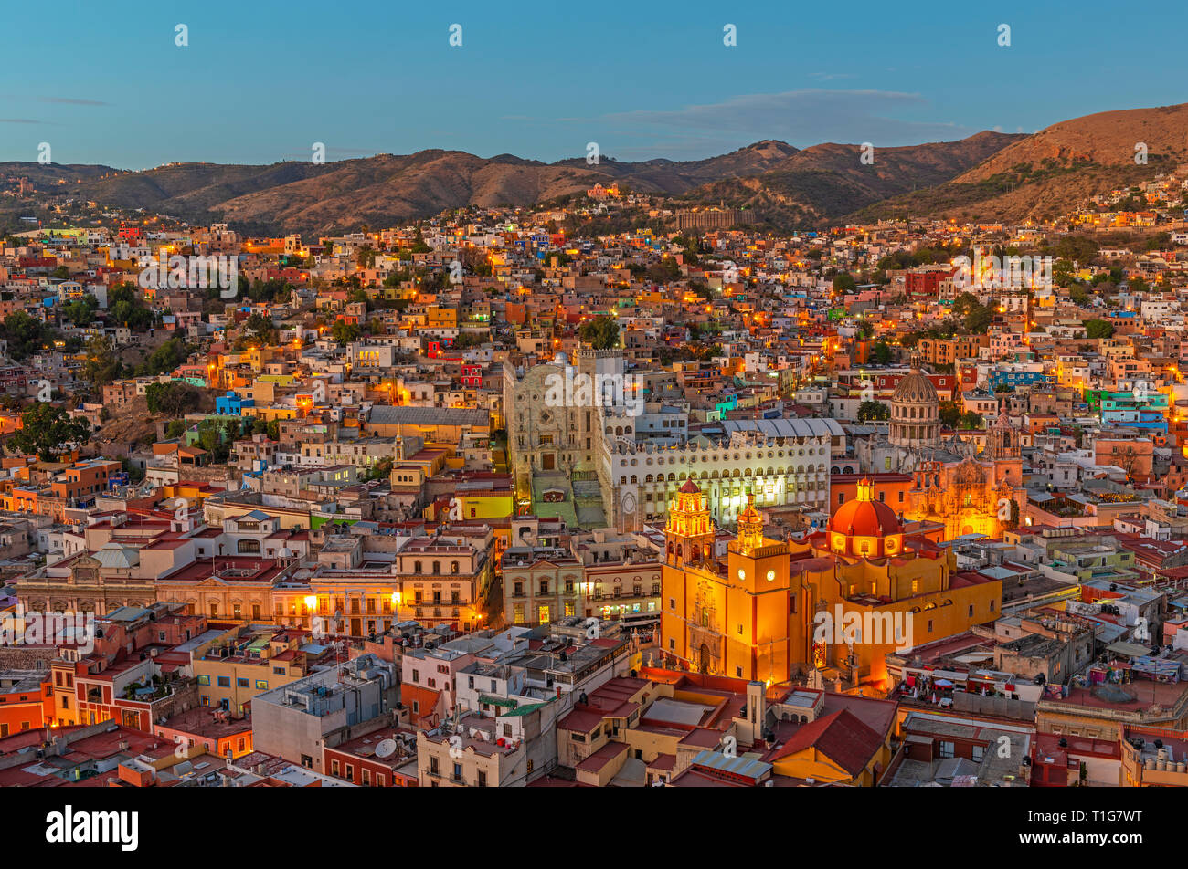 Weitwinkel Stadtbild der Stadt Guanajuato während der Blauen Stunde mit der Basilika Unserer Lieben Frau von Guanajuato, Mexiko. Stockfoto